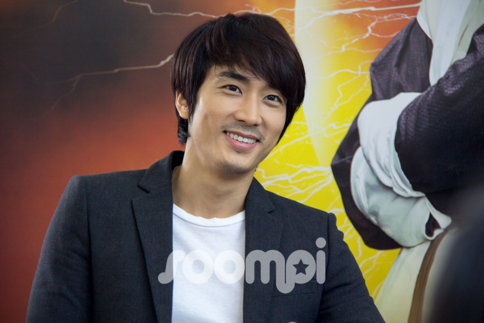 Song Seung Heon Slips into Singapore for “Dr. Jin”