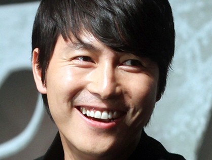 Jung Woo Sung Treats Entire Staff and Cast of “That Winter, The Wind Blows” to Chicken Stew