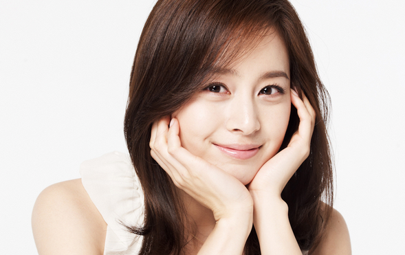 Kim Tae Hee Practices Needlework for “Jang Ok Jung, Live for Love”