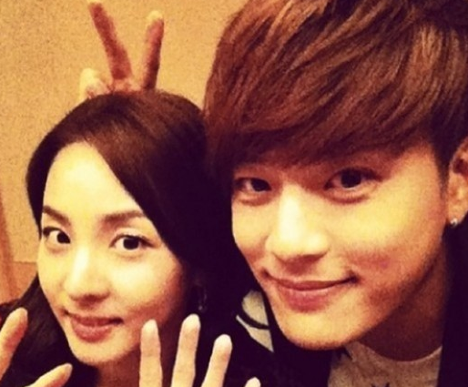 2NE1’s Sandara Park Gifts Se7en With 10th Anniversary Flower Basket
