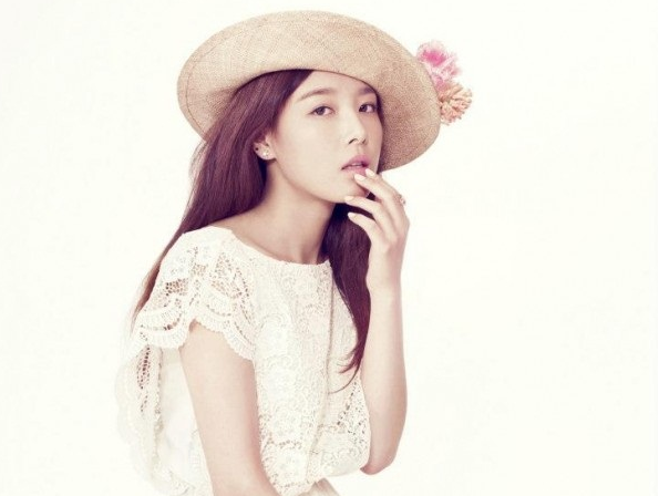 Wonder Girls’ Yoobin Reveals a Sweetheart Look For “Sure” Pictorial