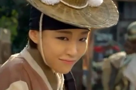 Ga In Gets Criticized for Her Smokey Eye Makeup in the Upcoming Historical Movie
