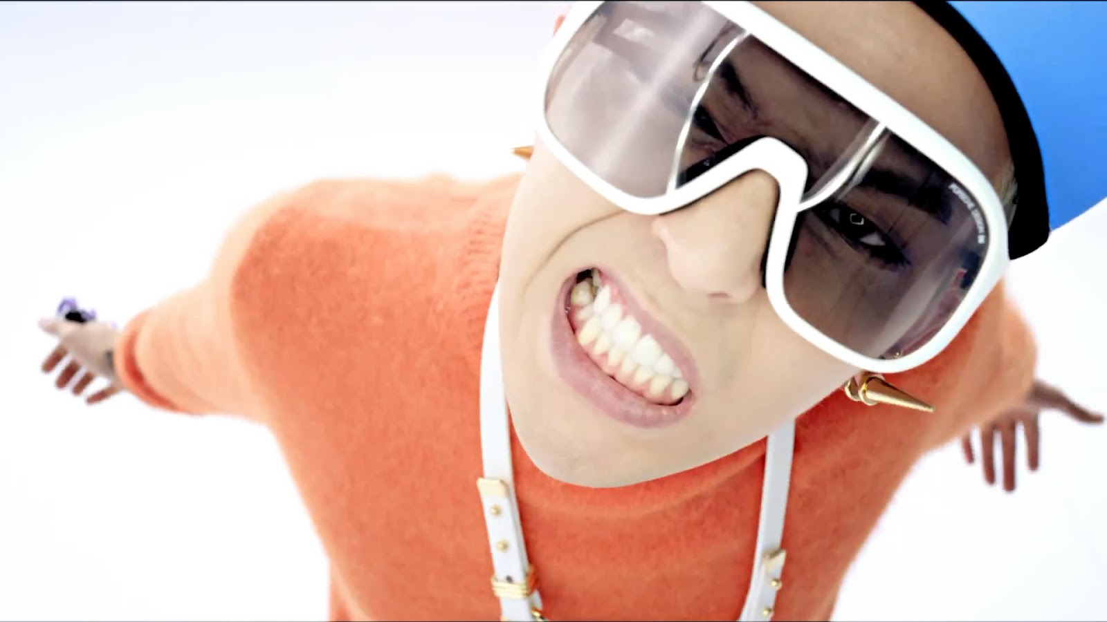 G-Dragon Sleeps Like a “Fantastic Baby”