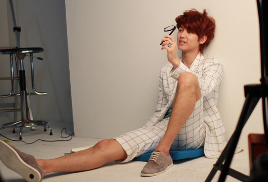 Well-Proportioned Body of CNBlue’s Kang Min Hyuk Is Revealed in BTS Photo