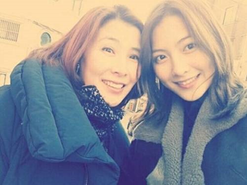KARA’s Kang Jiyoung Shows Off Her Beautiful Mother