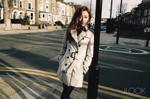 Kim Hee Sun Looks Beautiful in Trench Coats for “JLook” Pictorial