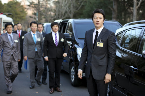 Kwon Sang Woo Studies His Script Intensely for Yawang
