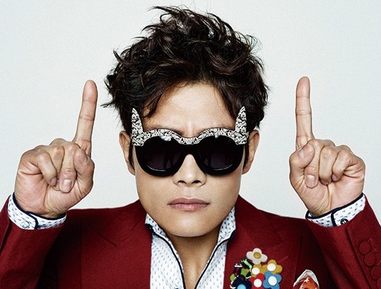 Lee Byung Hun Poses and Talks to @star1: “Bruce Willis Is My Bibimbap Buddy”
