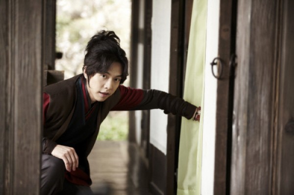 Lee Seung Gi’s Stills from Upcoming MBC Drama “Book of the House of Gu” Revealed
