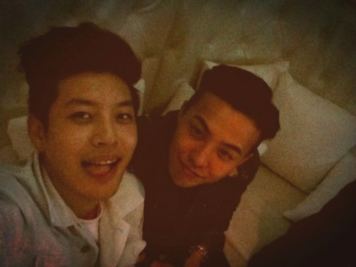 G-Dragon and Se7en Snap a Photo Together