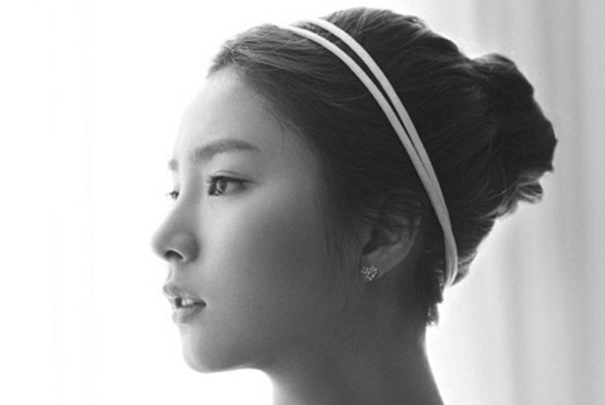 Shin Se Kyung Attentively Faces Each Fan During Fan Signing Event