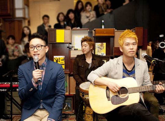 Indie Duo 10cm Holds Guerilla Concert in Cheongdamdong