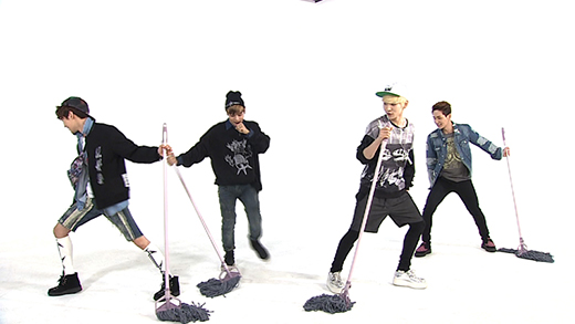 SHINee Performs “Dream Girl” with Mops!