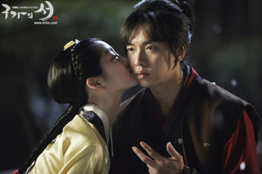 Lee Seung Gi is a Mischievous Boy in Love in New “Gu Family Book” Stills