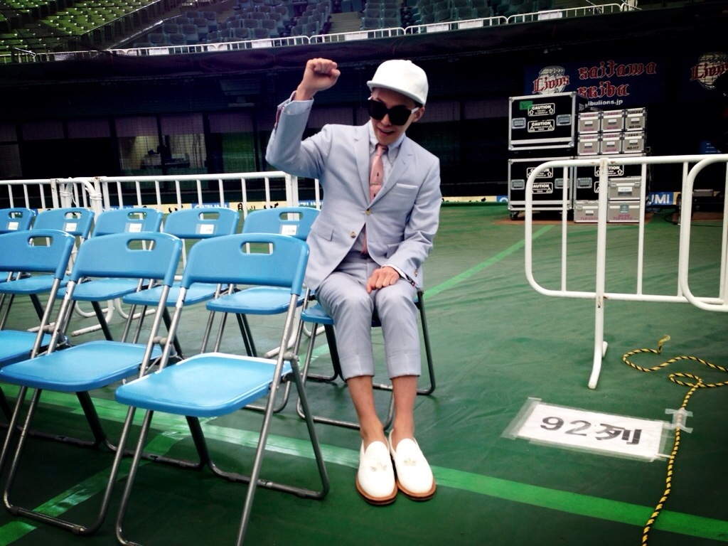 G-Dragon cheers on LINE