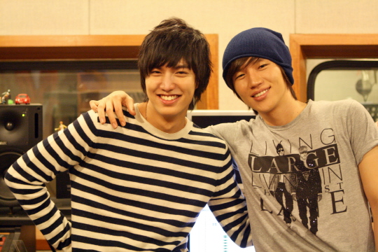 Lee Min Ho Recommends K.Will’s “Love Blossom” to Fans