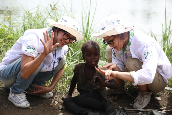 SISTAR’s Hyorin and Soyu Volunteer in Liberia