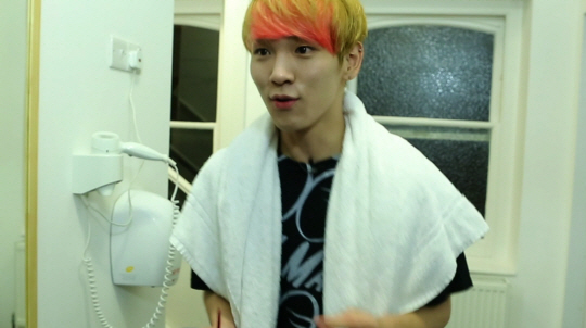 SHINee’s Key Colors Own Hair to Save Money