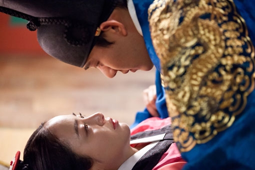 Yoo Ah In Gets on Top of Kim Tae Hee!
