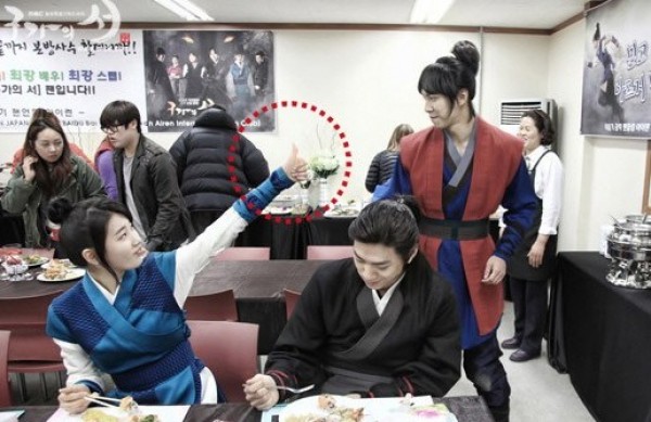 Suzy Gives Lee Seung Gi Fans a Thumb Up for Catered Buffet Dinner