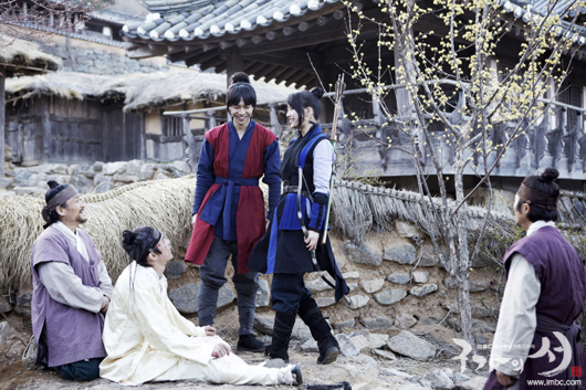 Lee Seung Gi Affectionately Fixes Suzy’s Hair