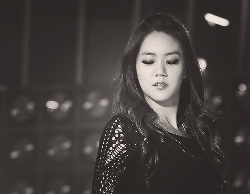 Han Seung Yeon Proves She Has a Small Head