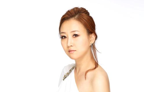 Trot Singer Jang Yoon Jung to Get Married to KBS Announcer