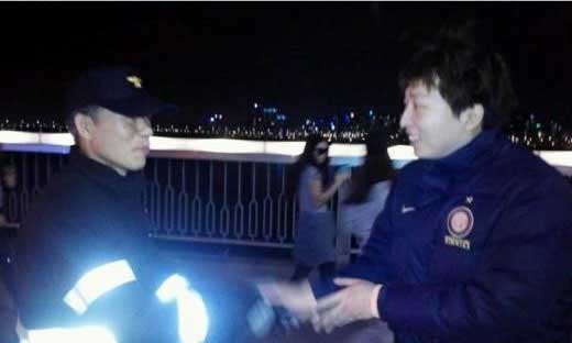 Comedian Jung Bum Kyun Helps Save a Man from Committing Suicide