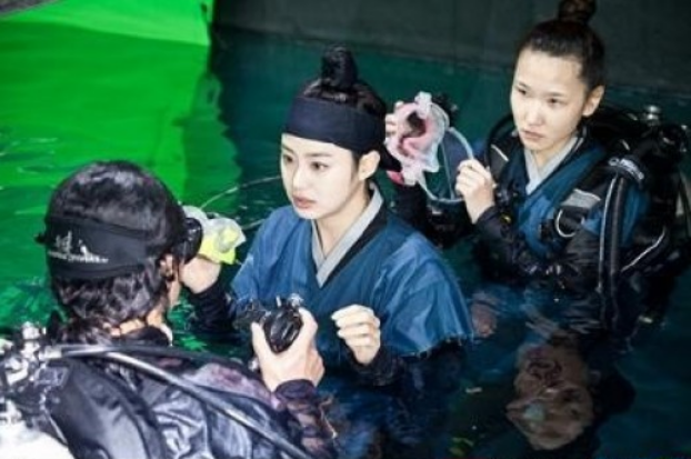 Kim Tae Hee Looks Gorgeous as She Cross-Dresses for Her Drama