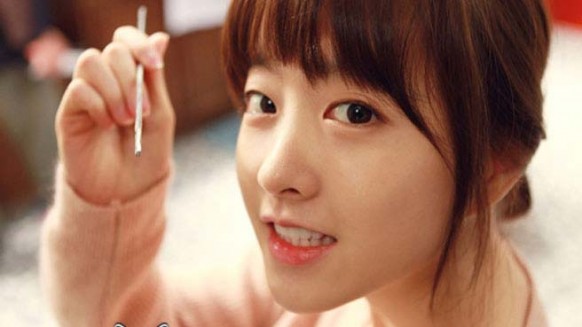 Park Bo Young Eats a Larva on “Rules of the Jungle”