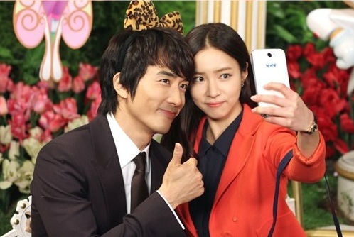 Song Seung Hun and Shin Se Kyung Enjoy an Amusement Park Date