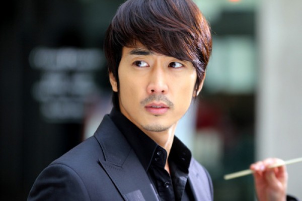 Song Seung Hun Smugly Poses while Hugging Shin Se Kyung