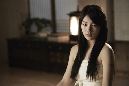 miss A Suzy Reveals Shoulder Line on “Gu Family Book”