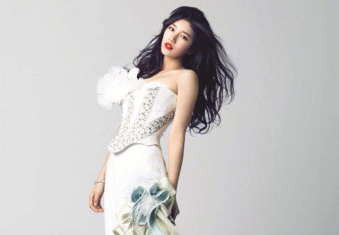Suzy Surprises Fans With Unexpected Visit to Parents’ Cafe