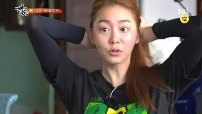 Uee Shows Off Her Bare Face on “Barefoot Friends”