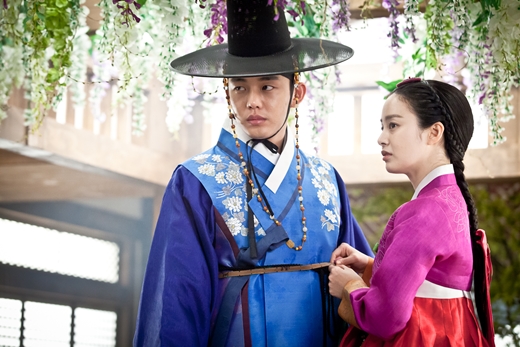 Yoo Ah In States That His Political Views Are More Moderate Than Progressive at a Press Conference