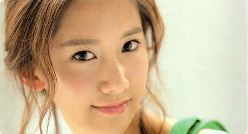 Girls’ Generation’s YoonA Looks Adorable with “Apple Hairstyle”