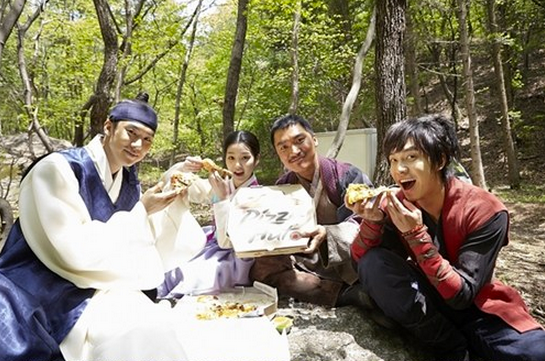 Lee Seung Gi Travels Through Time and Brings Pizza to “Gu Family Book” Staff
