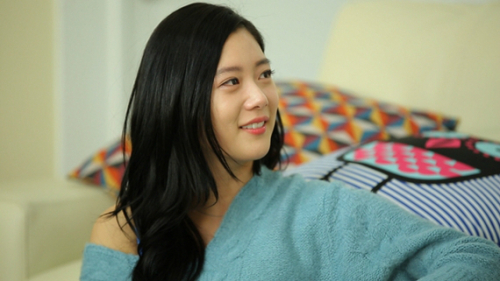 Clara Reveals Her Sexy Back