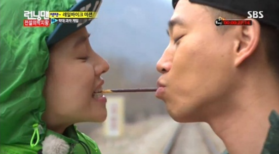 “Monday Couple” Gary and Song Ji Hyo Play the Peppero Game Again