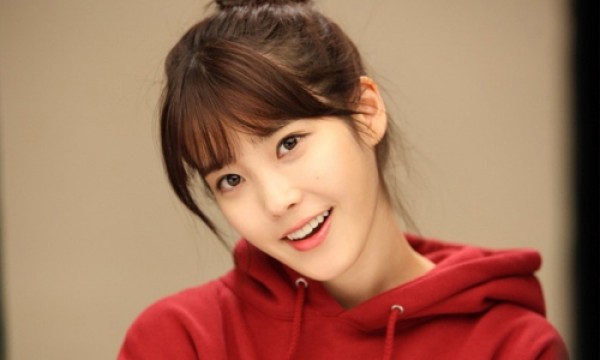 IU Impresses Colleagues with Her Napkin Drawing