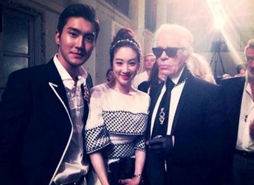 Jung Ryeo Won and Super Junior’s Siwon Snap a Shot with Designer Karl Lagerfeld