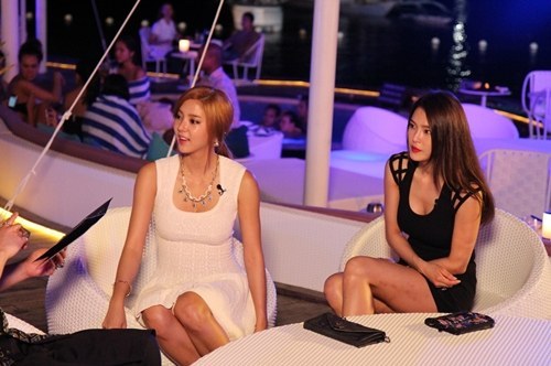 Son Dam Bi and Kahi Look Sexy in Their Club Outfits