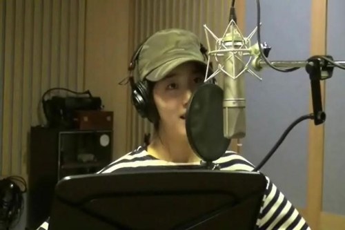 miss A’s Suzy Sings with a Bare Face at a Recording Studio