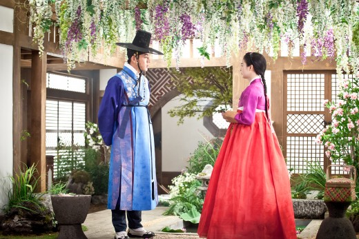 Yoo Ah In Prefers to Work with Older Women