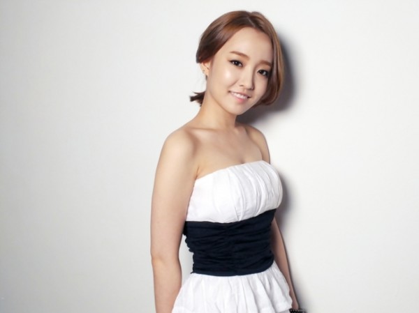 Younha Releases “Fireworks” Showcase Official