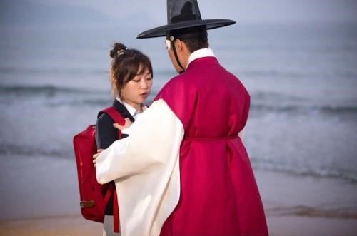 Yoon Doojoon and Kim Seul Gi Get Romantic in “Splash Splash Love” Stills