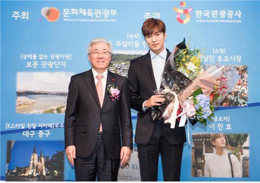 Lee Min Ho Receives Award For Outstanding Promotion of Tourism