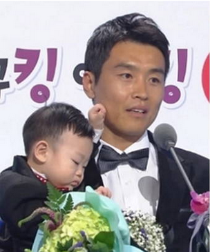 Lee Dong Guk and Daebak Win the Best Entertainer Award | Soompi