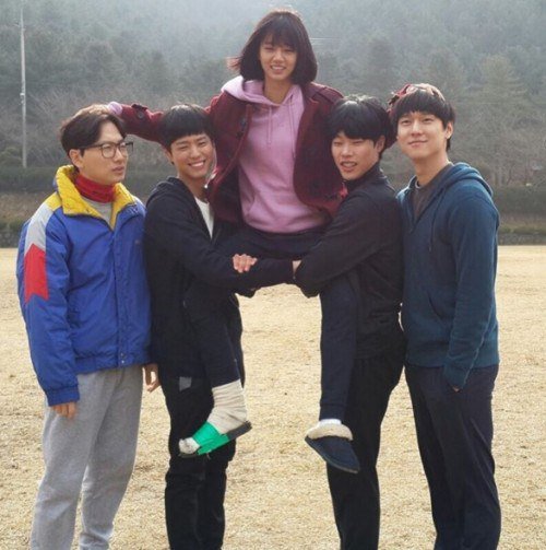 Ryu Jun Yeol Shares Photo of Cast Nearing End of 'Reply 1988'